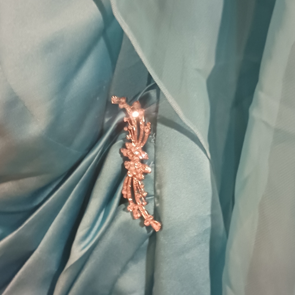 Size 24 strapless gown.